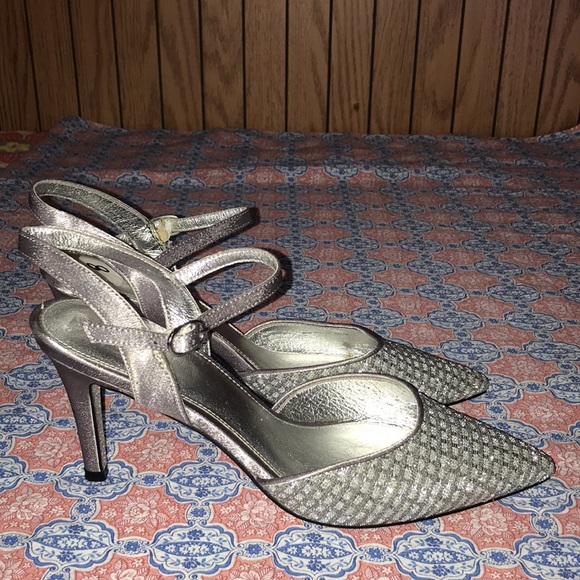 Sliver sparkly  pointy toe Adrianna appellant heels - Picture 3 of 8